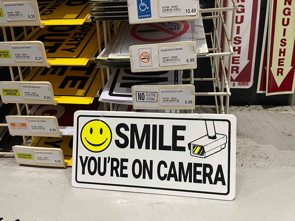 建物の入口でよく見かける“スマイル”の看板。防犯カメラがあることをアナウンスするために使われている【写真:i-know】