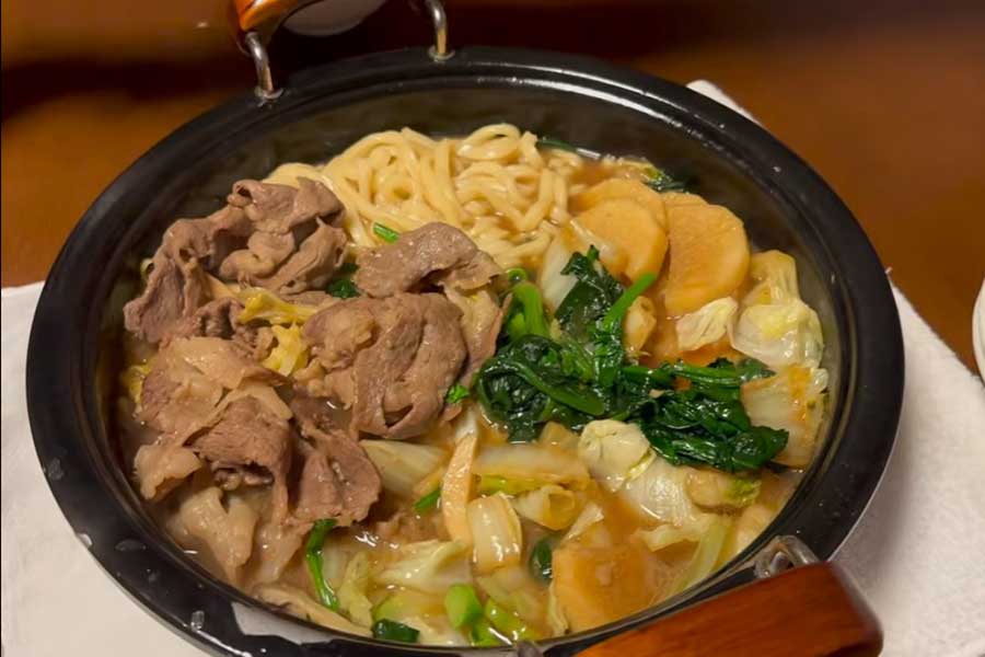 すき焼きに入ったホウレン草にびっくり！【出典：YouTube「Ami’s Life」よりスクリーンショット】