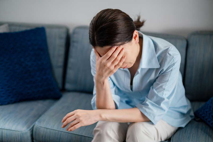 夫から離婚を切り出され悩む女性（写真はイメージ）【写真：PIXTA】