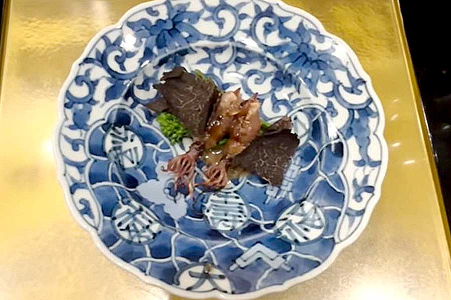 ホタルイカに初挑戦【出典：YouTube「日本食冒険記Tokyo Food Adventures」よりスクリーンショット】