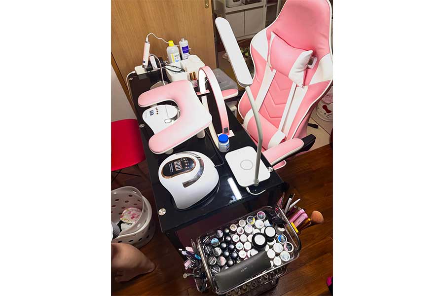 妻の体への負担を考え、少しずつ整えていったというネイル部屋【写真提供：ジェニー（toppy4708）さん】