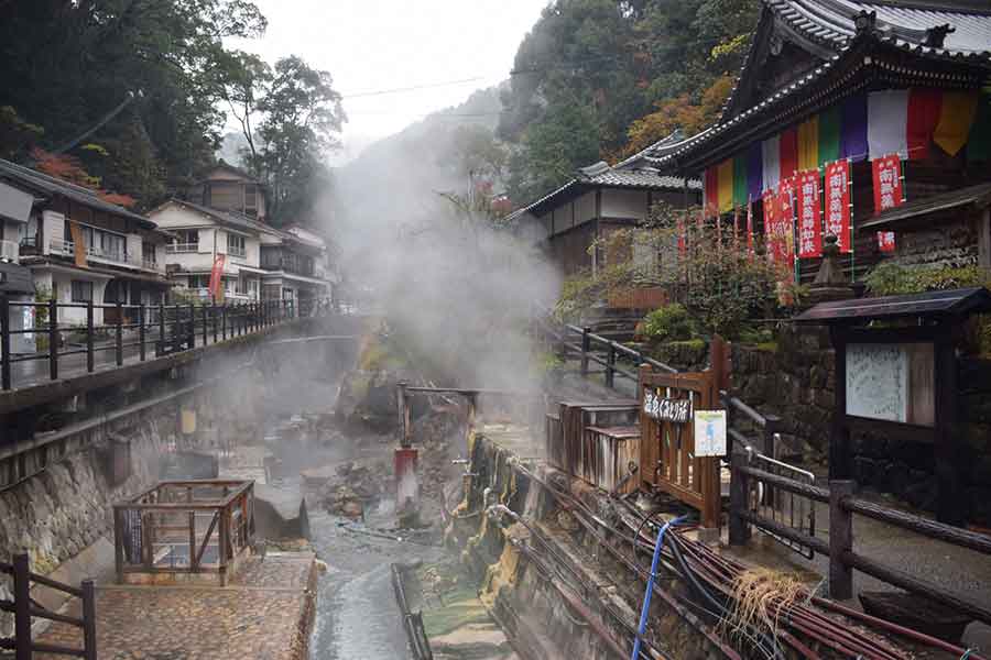 つぼ湯のある湯の蜂温泉【写真：PIXTA】