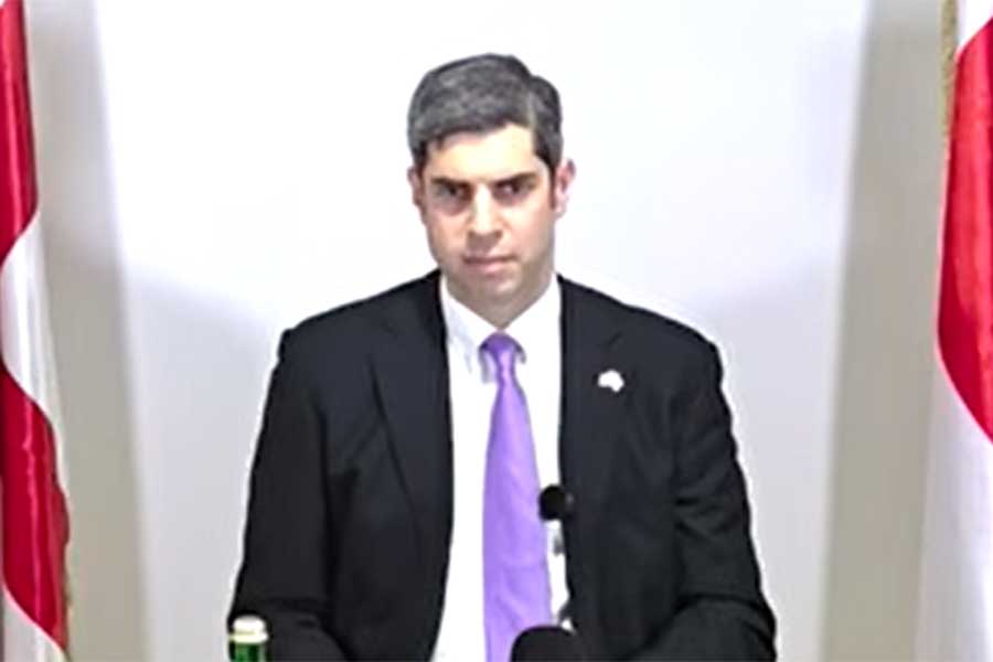 緊急で「謝罪会見」を行ったティムラズ・レジャバさん【出典：YouTube「大使Tubeチャンネル『ジョージアへいらっしゃい』」よりスクリーンショット】