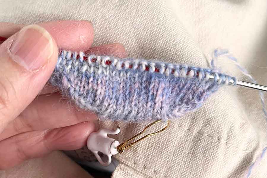 手紡ぎ糸での編み物など、さまざまな作品に挑戦するあむおでこさん【写真提供：あむおでこ（@AmuOdeco）さん】