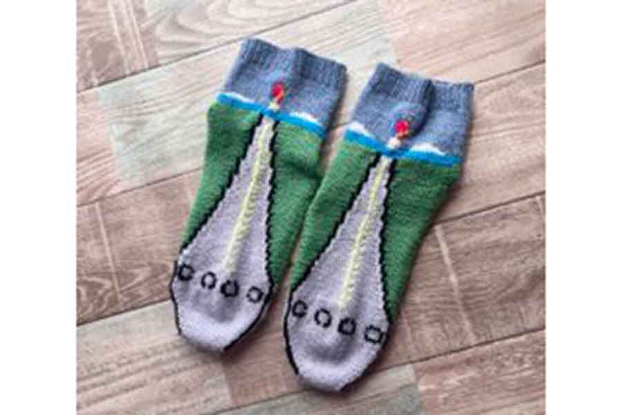 地平線の彼方に浮かぶ気球。編み物で表現された絶妙なグラデーションが見事【写真提供：あむおでこ（@AmuOdeco）さん】