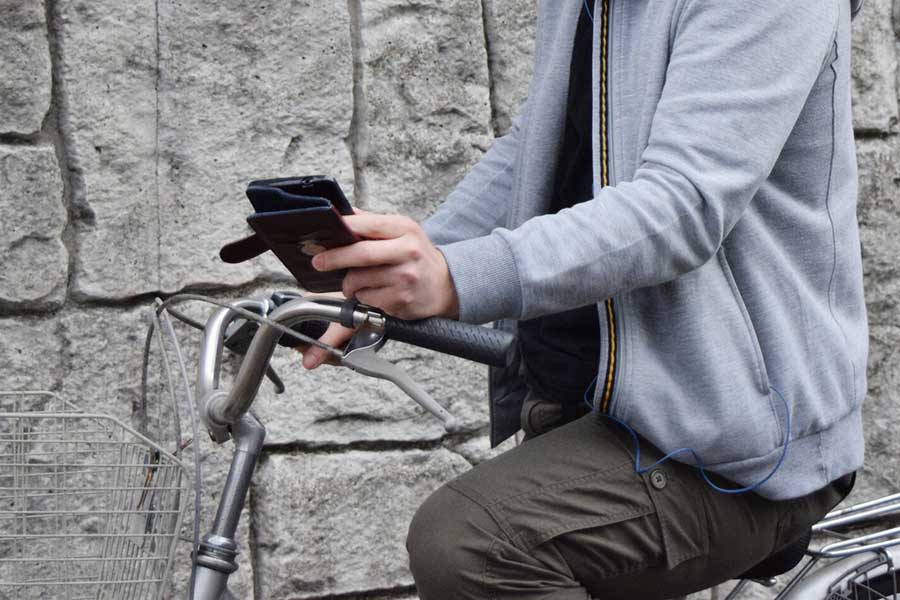 スマホを操作しながらの自転車走行は大変危険（写真はイメージ）【写真：写真AC】