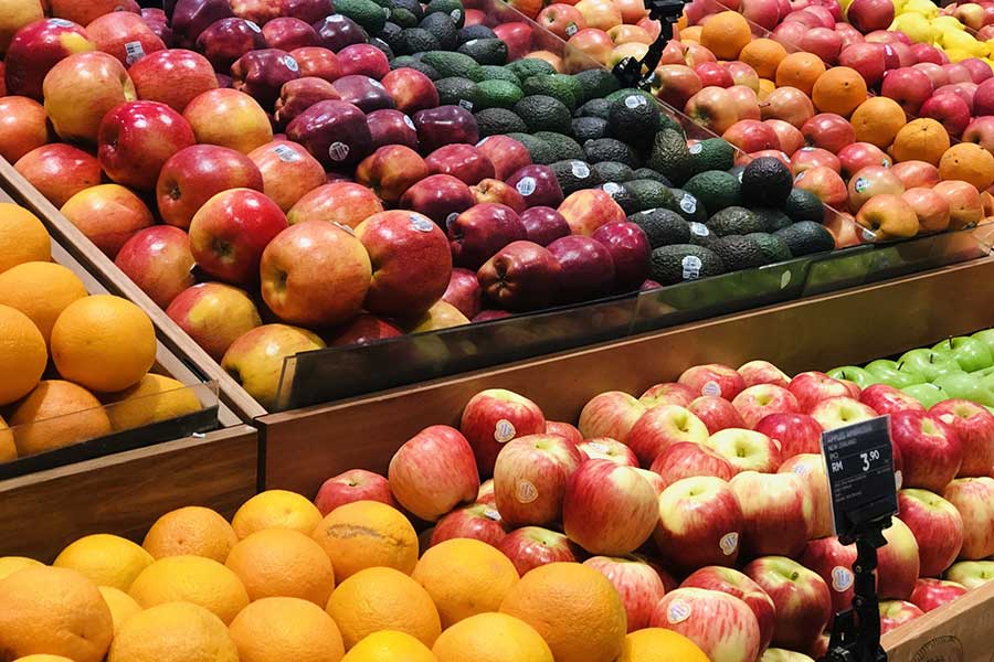 海外のスーパーマーケットに並ぶ色とりどりのフルーツ（写真はイメージ）【写真：写真AC】