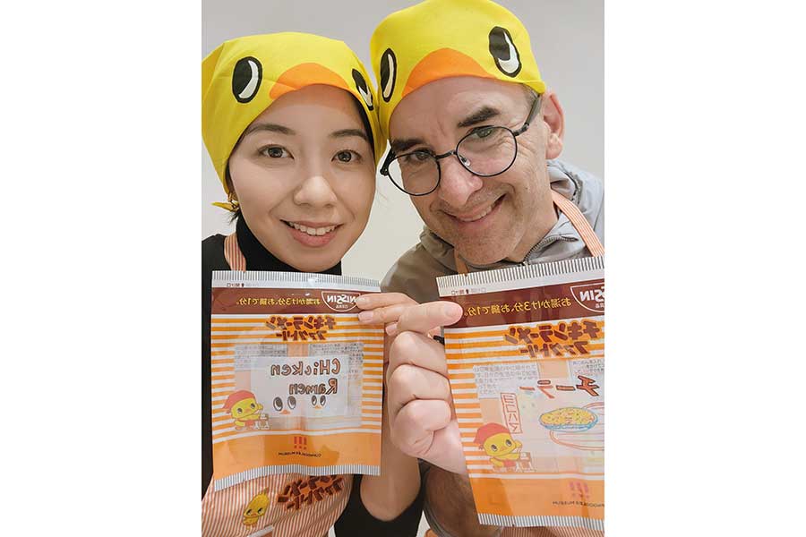 27歳年上のアメリカ人の夫とのツーショット【写真提供：Aya Rowe（@AyaRowe）さん】