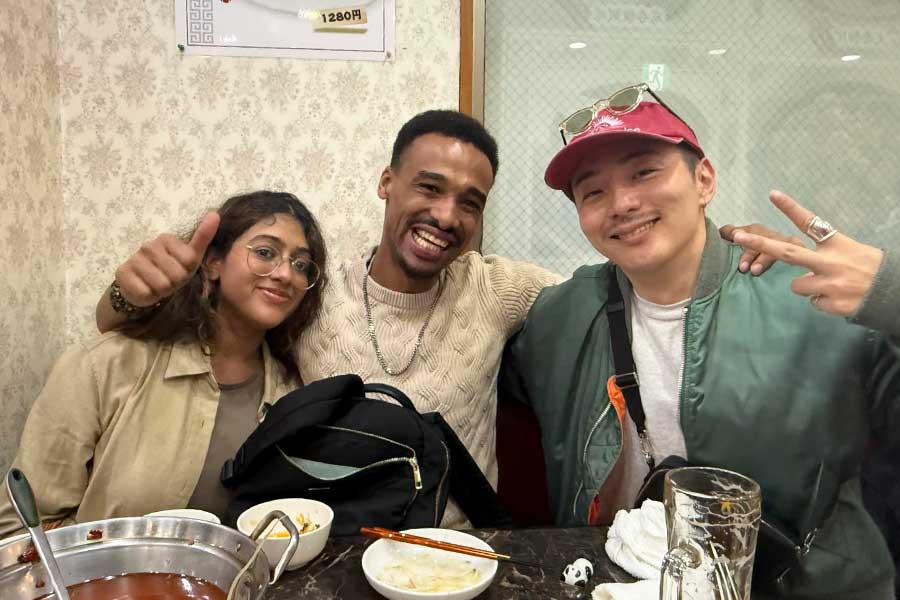 助けたオランダ人カップルとの一枚。穏やかな笑みを浮かべる投稿者さん（右）【写真提供：ど素人ホテル再建計画（4610_hotel）さん】