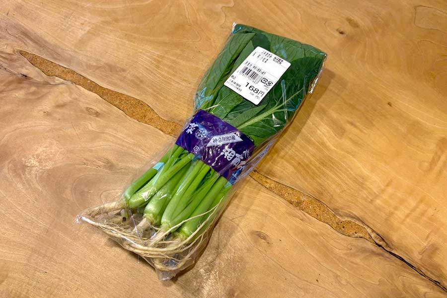 直売所などで手に入る、新鮮な根付きの小松菜【写真提供：ぽたろうの家庭菜園HACK（@HACK1136）さん】