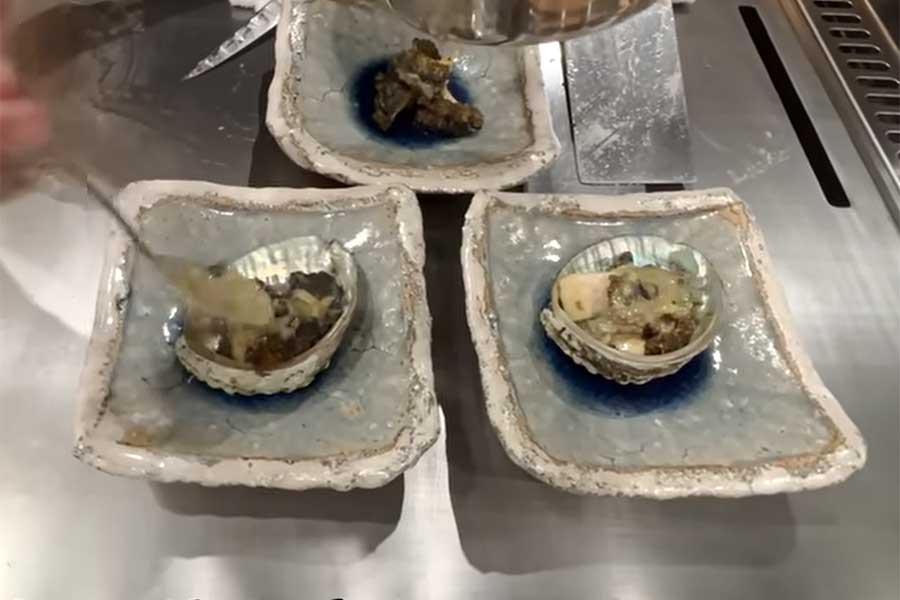 日本のアワビで魚介への苦手意識を払拭【出典：YouTube「日本食冒険記Tokyo Food Adventures」よりスクリーンショット】