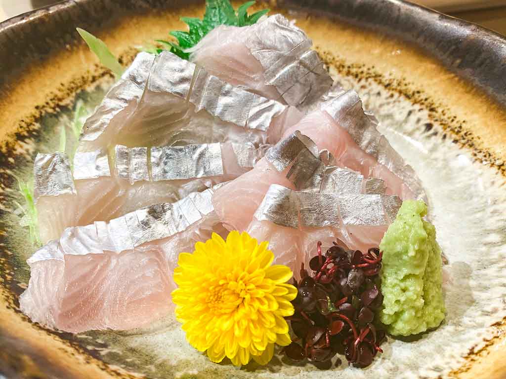 刺身などに添えられている造花の菊（写真はイメージ）【写真：PIXTA】