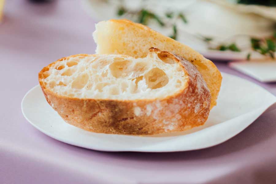 コース料理で提供されたパン（写真はイメージ）【写真：PIXTA】