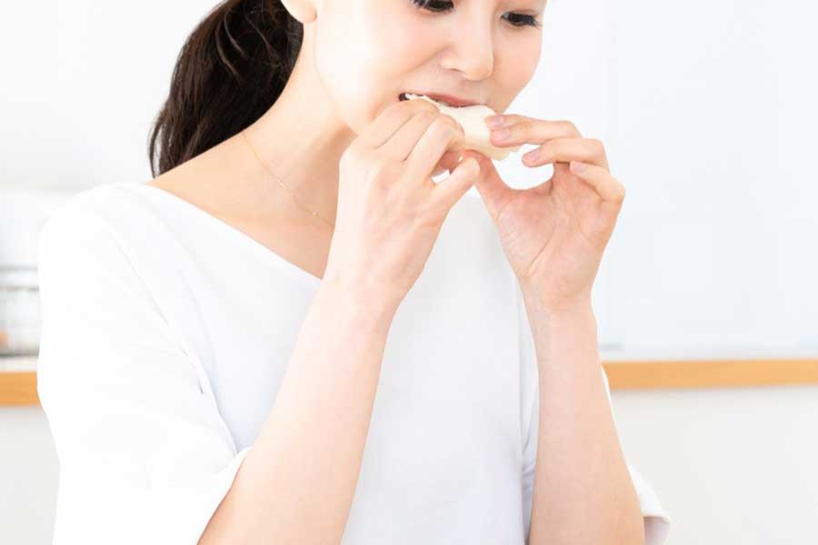 パンにかぶりつくのはNG行為。一口サイズにちぎって食べるのがマナー（写真はイメージ）【写真：PIXTA】