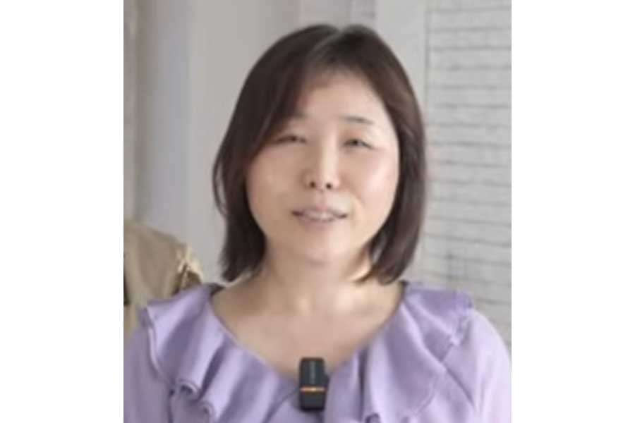 夫に裏切られ深い傷を負った女性【出典：YouTube「Mr.kumuチャンネル」よりスクリーンショット】