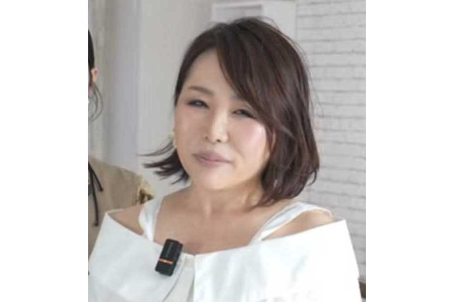 変身企画で表情だけでなく、声のトーンまでも変化した女性【出典：YouTube「Mr.kumuチャンネル」よりスクリーンショット】