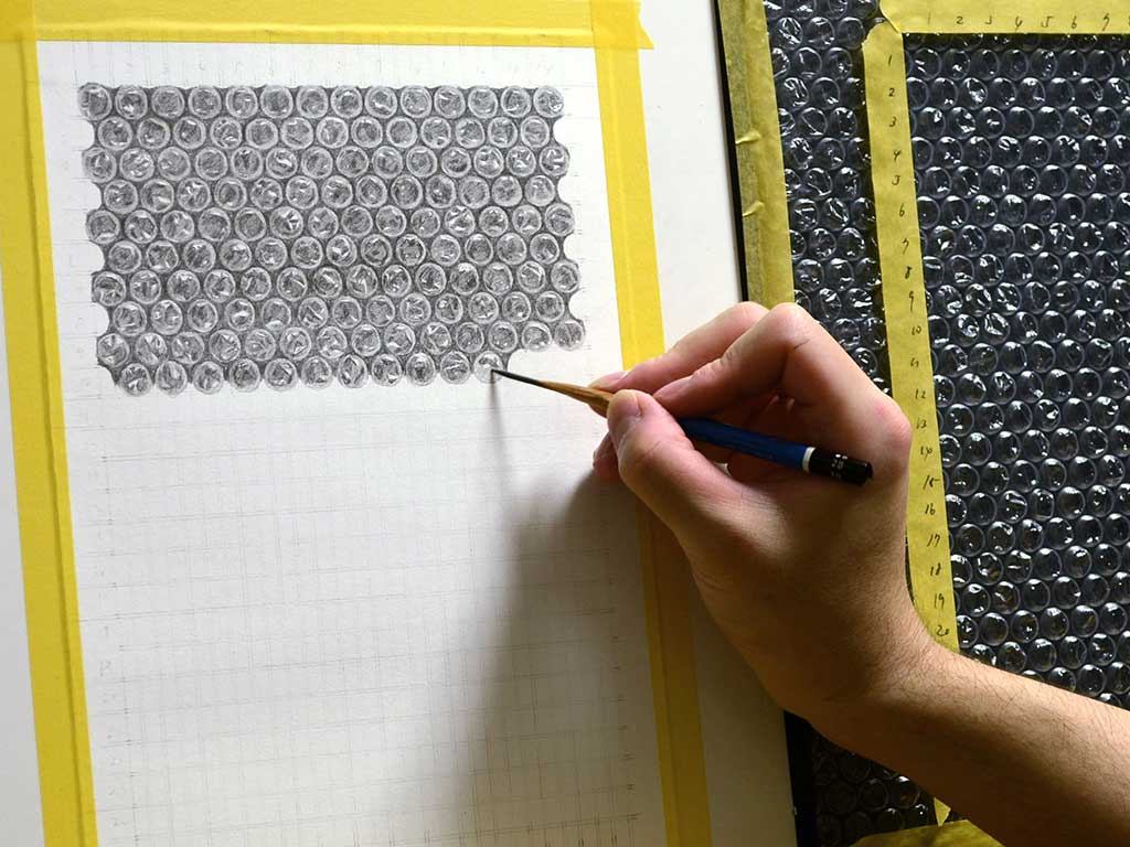 鉛筆画でプチプチを再現しているNaoyaさん【写真提供:Naoya Ohtani(@aka_nuc)さん】