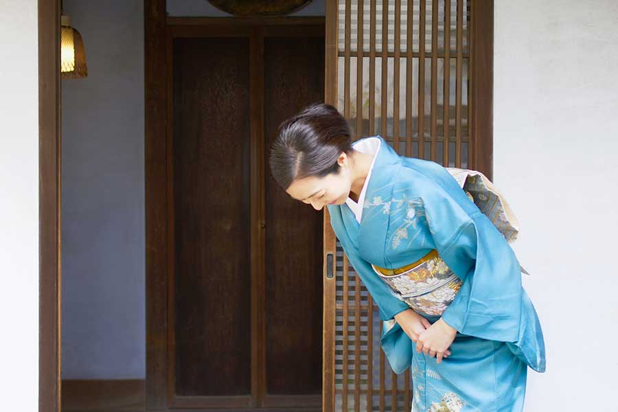 丁寧にお辞儀する日本人（写真はイメージ）【写真：PIXTA】