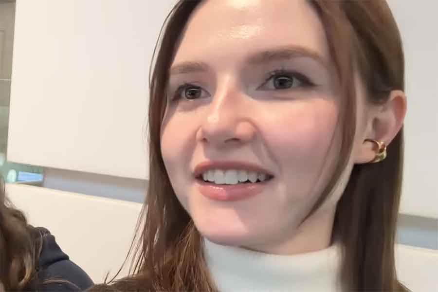 フランス人YouTuberのアマンディーヌさん【出典:YouTube「ボンソワールTV BonSoirTV」よりスクリーンショット】