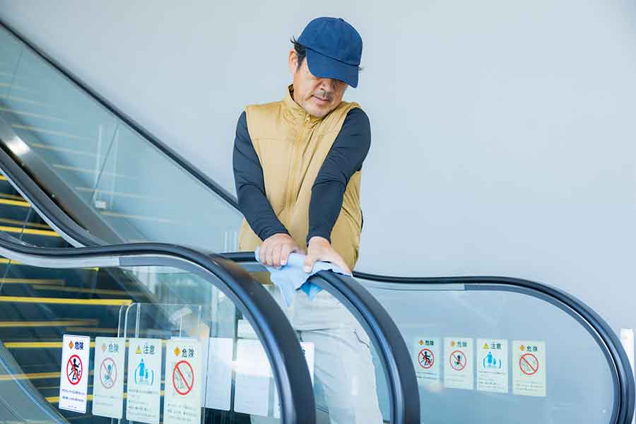 清潔に保たれたエスカレーター。手すりのきれいさに驚き（写真はイメージ）【写真：PIXTA】