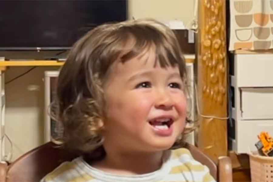 おじいちゃんのおいしい手料理に、笑顔がこぼれる三男・リノくん【出典:YouTube「Ami’s Life」よりスクリーンショット】