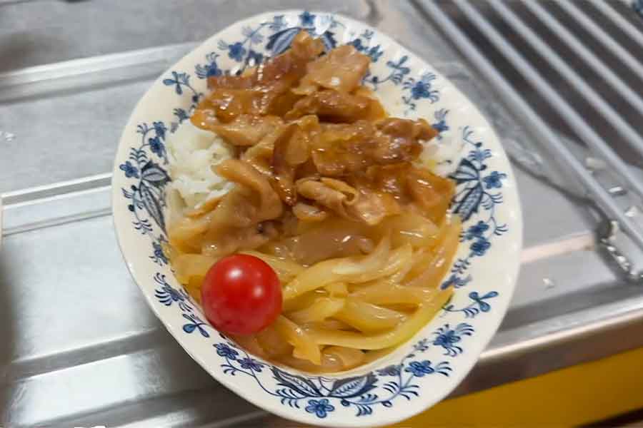 薄切り肉を使った豚丼【出典：YouTube「Ami’s Life」よりスクリーンショット】