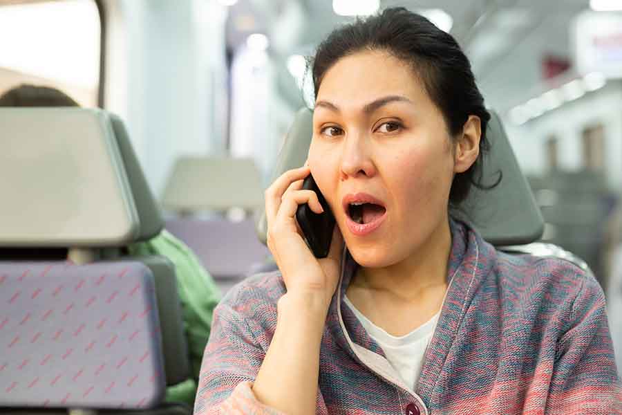 外国人観光客が電車内で通話する姿に衝撃（写真はイメージ）【写真：PIXTA】