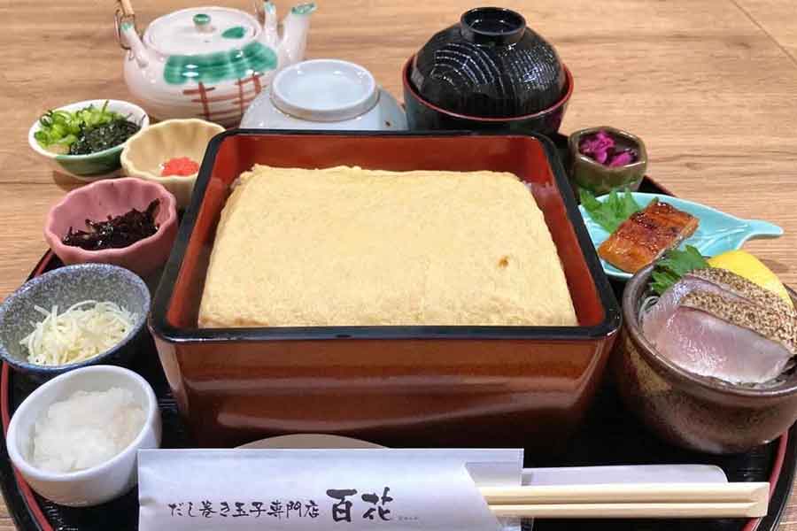 「飲めるだし巻き玉子」と話題の看板商品「だし巻き玉子重」【写真提供：だし巻き玉子専門店「百花」】