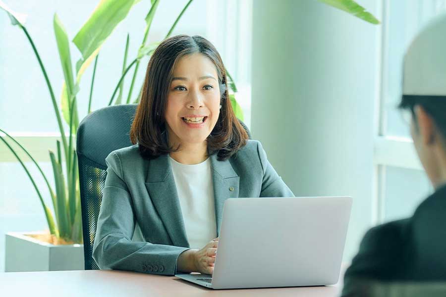 社内で前例のない「管理職で時短勤務」の道筋を作った笹岡知寿子さん【写真提供:株式会社オンザページ】