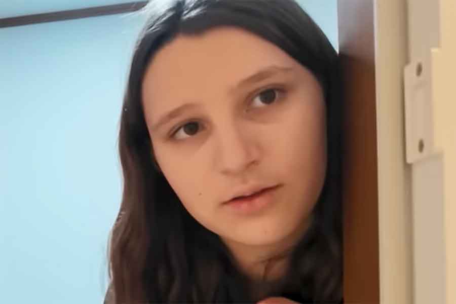 12歳のフランス人、エリーナさん【出典：YouTube「ボンソワールTV BonSoirTV」よりスクリーンショット】