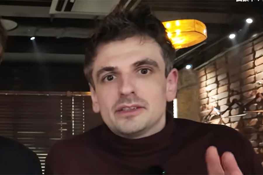 フランス人シェフのシャルルさん【出典：YouTube「Bebechan - 日本のフランス人」よりスクリーンショット】