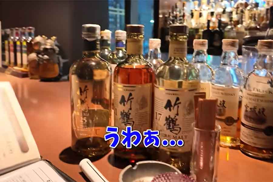 実際に瓶を見せてもらいながらお酒を選べるなど、細やかな気遣いに感激した【出典：YouTube「Bebechan - 日本のフランス人」よりスクリーンショット】