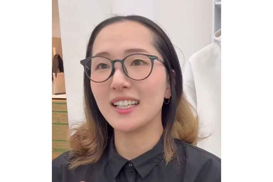 広がりと毛量の多さに悩む女性【出典：インスタグラム（toru_curly_hair）よりスクリーンショット】