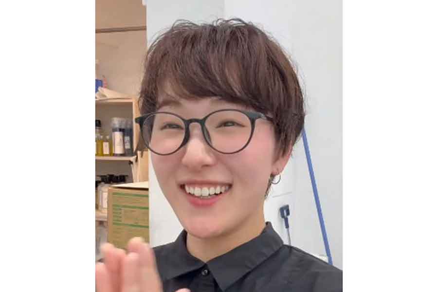 広がりを抑えたマッシュショートに【出典：インスタグラム（toru_curly_hair）よりスクリーンショット】