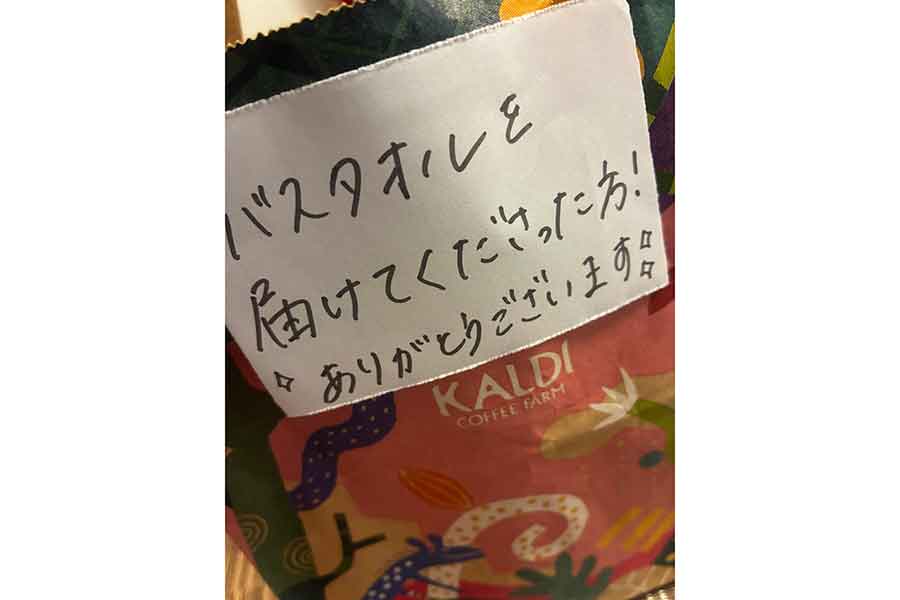 お菓子が入った袋には手書きのメッセージが【写真提供：Takさん（tak_860）】