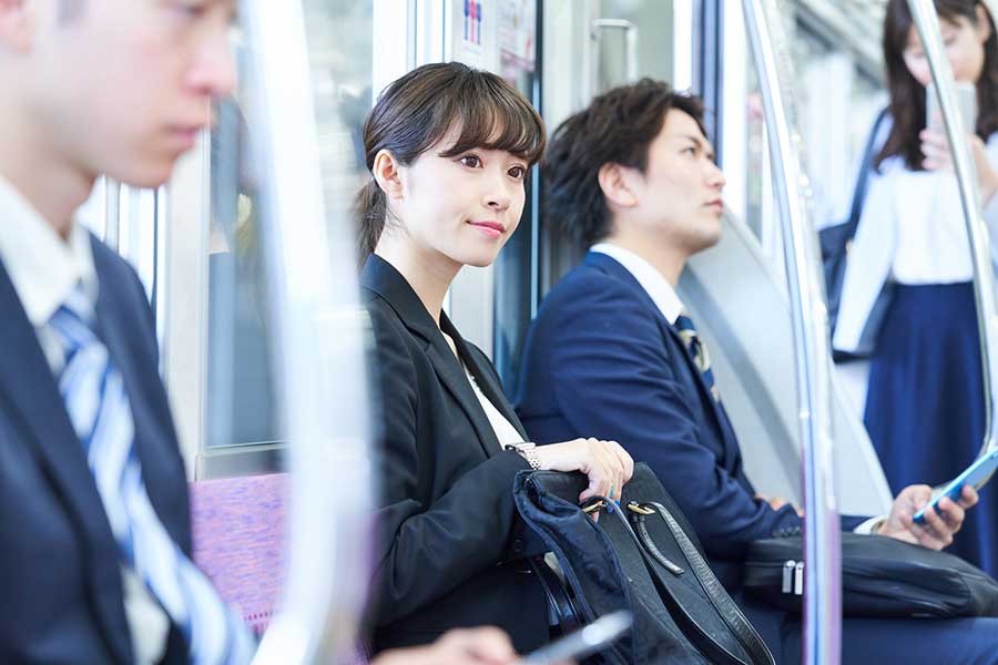 電車で荷物を置いて、席取りをしてもいい?(写真はイメージ)【写真:PIXTA】