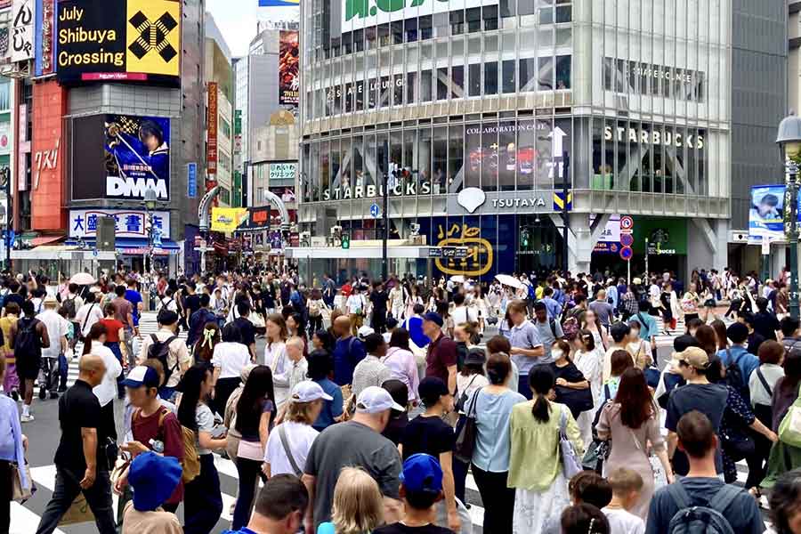 多くの人が行き交う渋谷のスクランブル交差点【写真：写真AC】