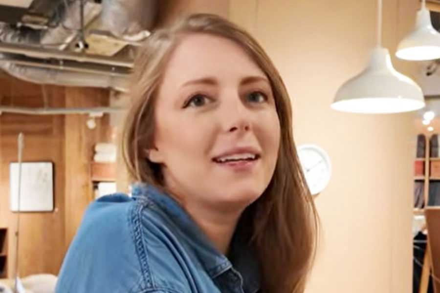 日本で買い物を楽しむ、ジェイソンさんの妻・リネルさん【出典:YouTube「Jason Ray ジェイソンレイ」よりスクリーンショット】