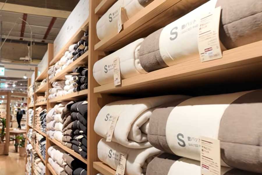 ボックスシーツが単体で売っていることに感動【出典：YouTube「Jason Ray ジェイソンレイ」よりスクリーンショット】