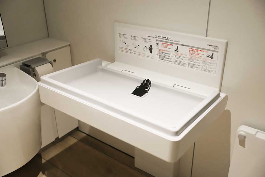 多目的トイレのおむつ交換台（写真はイメージ）【写真：PIXTA】