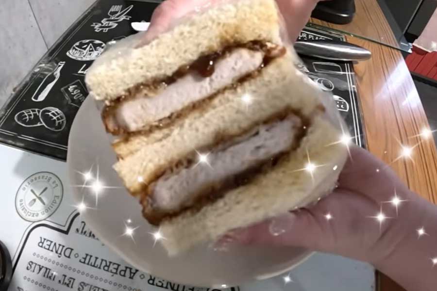 日本の食感を再現した食パンで作ったカツサンド【出典：YouTube「Macaron Chan 南フランス田舎娘」よりスクリーンショット】