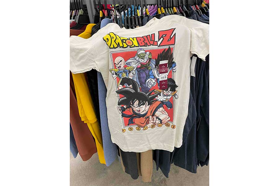 アメリカの大衆向けショッピングセンターで、日本のキャラクターのTシャツが販売されている【写真：i-know】