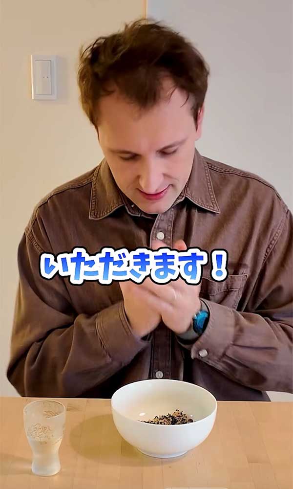 お赤飯と日本酒でお祝いするオレリアンさん【出典：インスタグラム（bebechan_france）よりスクリーンショット】