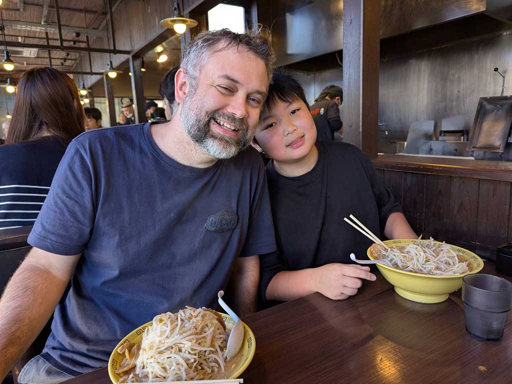 カナダ出身のジェームズさん（左）【写真提供：ジェームズ・ヘンダーソン】