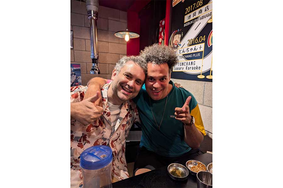 日本の飲食店のシステムにすっかり慣れた様子のジェームズさん【写真提供：ジェームズ・ヘンダーソン】