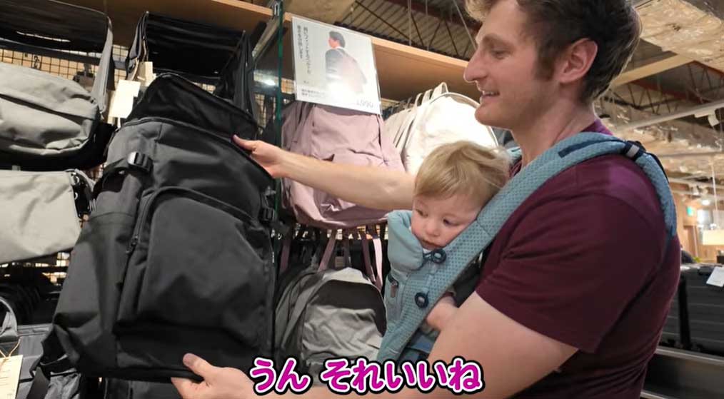 格安で機能性もあるリュックサックを絶賛【出典：YouTube「Jason Ray ジェイソンレイ」よりスクリーンショット】