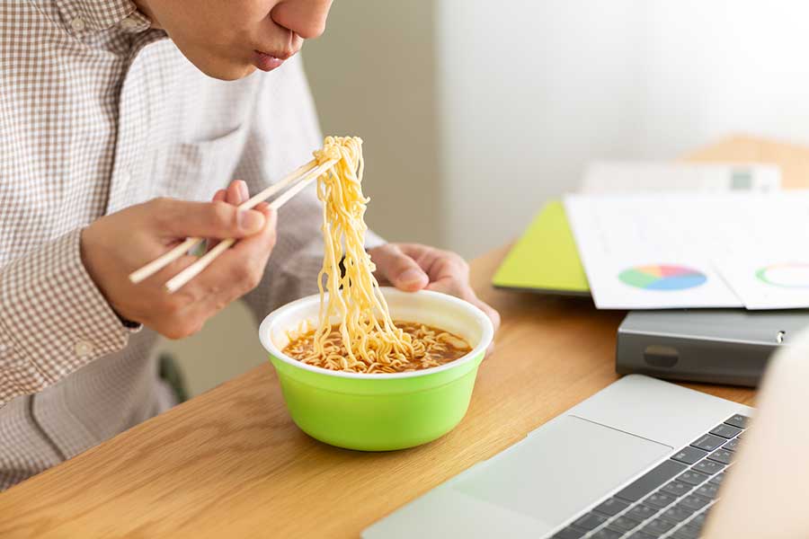 手軽に食べられるカップラーメン。容器の正しい捨て方とは（写真はイメージ）【写真：PIXTA】