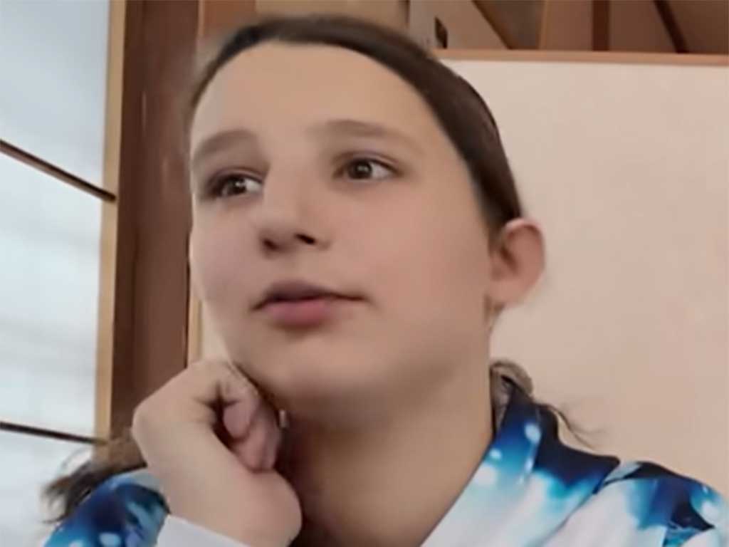 12歳のフランス人、エリーナさん【出典：YouTube「ボンソワールTV BonSoirTV」よりスクリーンショット】