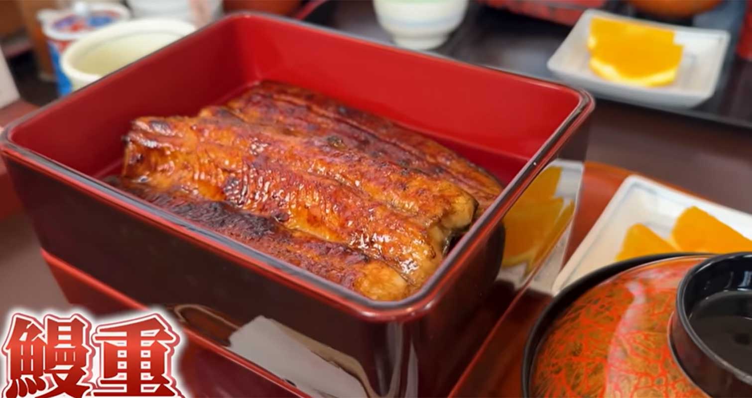 フランス人母娘にとって初体験となったうな重【出典：YouTube「ボンソワールTV BonSoirTV」よりスクリーンショット】