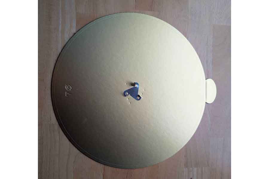 トレーロックが付いたケーキのトレー。顔を無理に押し付けて、ケガをしないよう要注意【写真：Hint-Pot編集部】